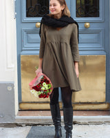 Robe réversible éco-responsable, robe kaki upcyclée, robe kaki évasée réversible, robe hiver tendance, robe kaki, robe kaki made in France, Robe kaki en laine, Robe éthique, Vêtement réversible, robe tendance éco-responsable, robe tendance réversible, vêtement femme made in France, Vêtement éthique, Robe made in France, Vêtement écologique.