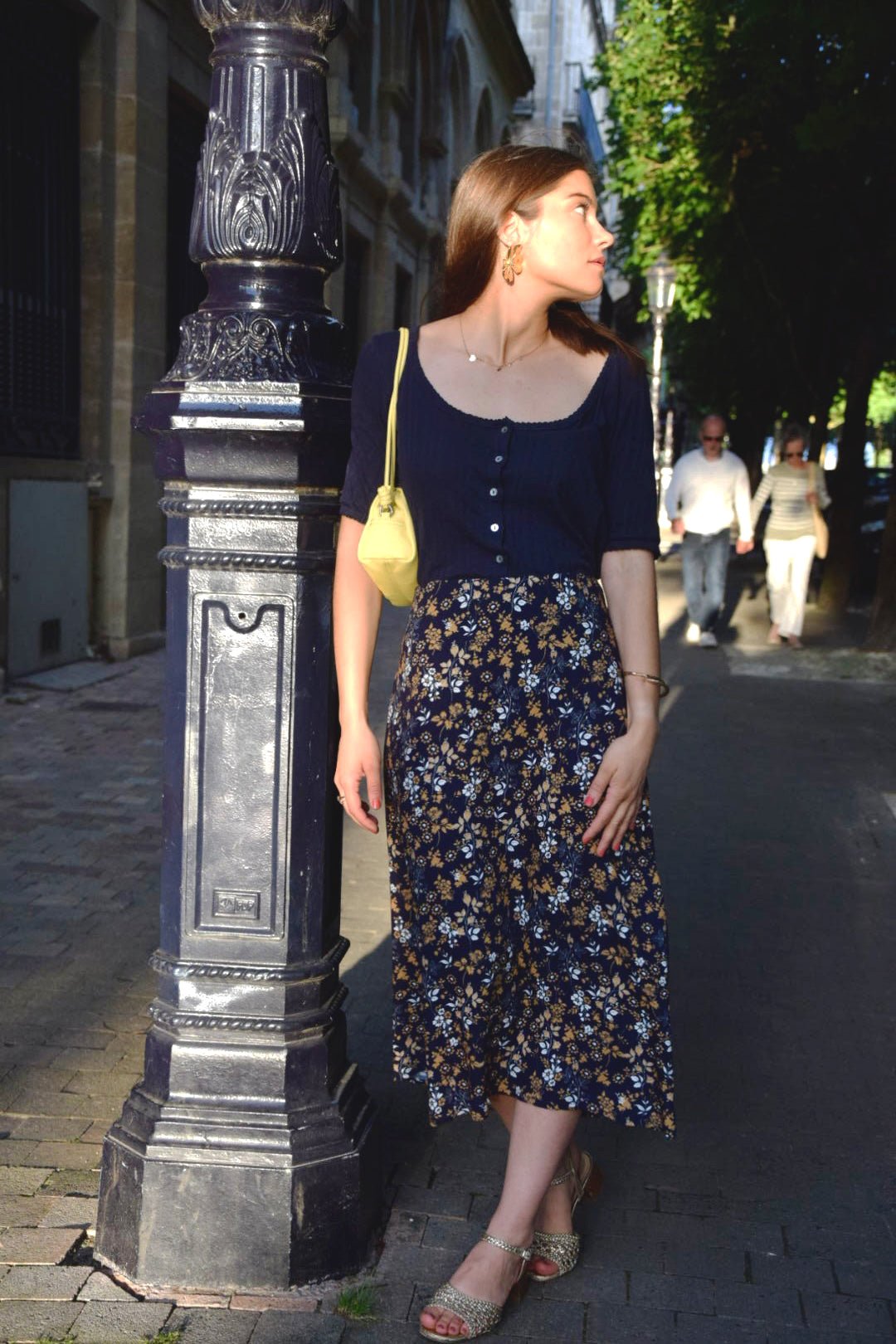 Jupe Nejma fleurie en Bleu Marine – Aptaé Paris