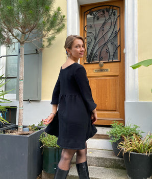 Robe réversible éco-responsable, robe noire upcyclée, robe noire évasée réversible, robe hiver tendance, robe noire, robe noire made in France, Robe noire en laine, Robe éthique, Vêtement réversible, robe tendance éco-responsable, robe tendance réversible, vêtement femme made in France, Vêtement éthique, Robe made in France, Vêtement écologique.